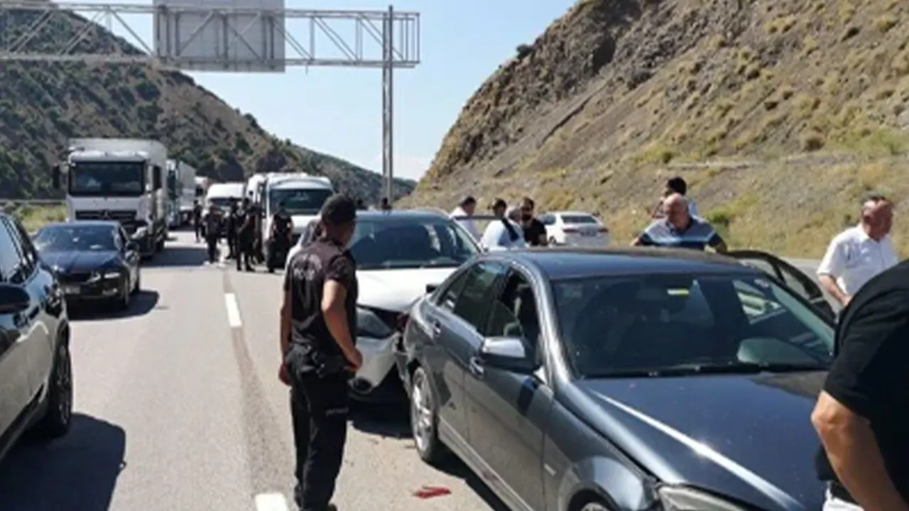 Kılıçdaroğlu'nun konvoyunda kaza: Yaralılar var