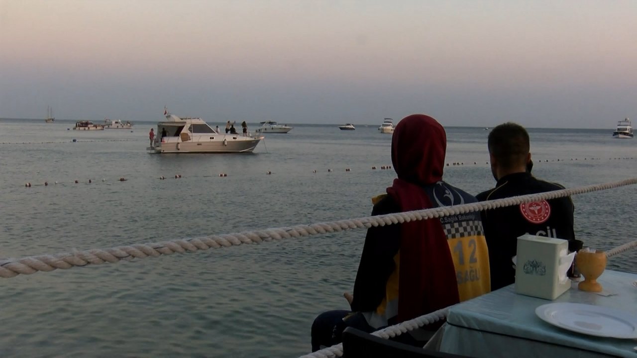 Denize açılan çift kayboldu: Baba kurtarıldı, anne aranıyor