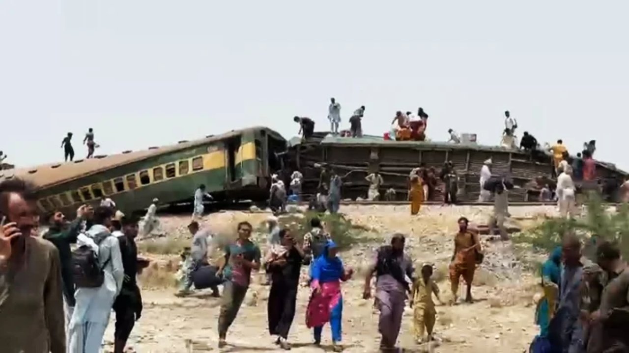 Tren raydan çıktı: 15 ölü