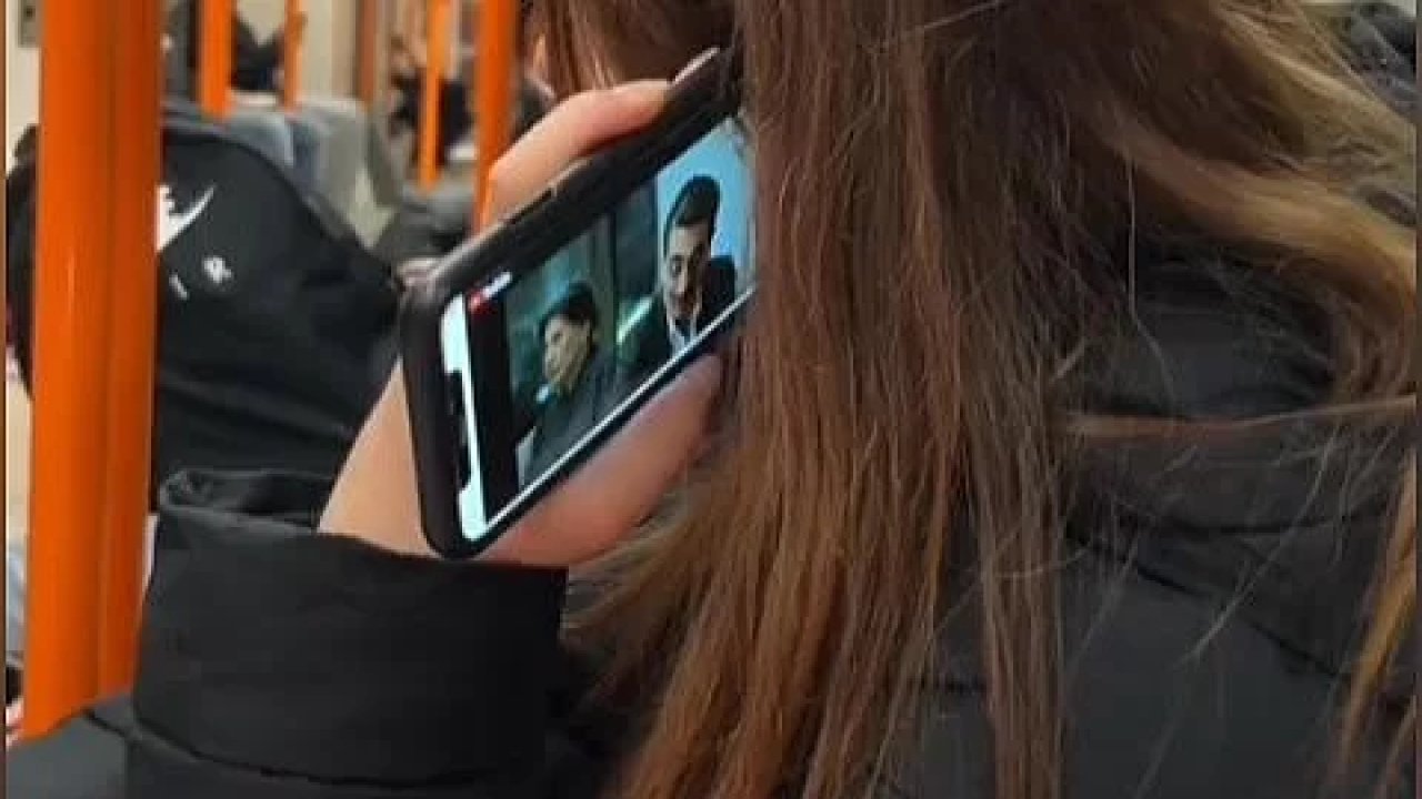 Londra metrosunda Yalı Çapkını izleyen kadın sosyal medyada büyük ilgi gördü