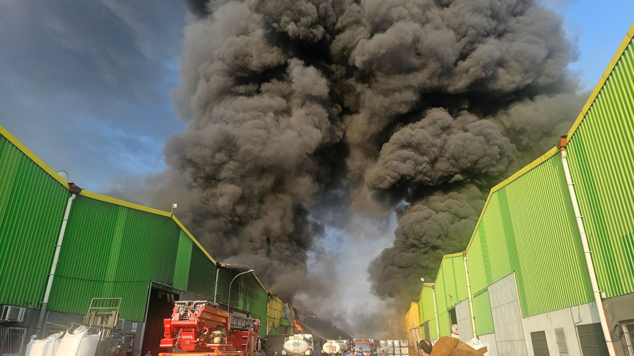 Geri dönüşüm fabrikasında yangın: Alevler bir fabrikaya daha sıçradı