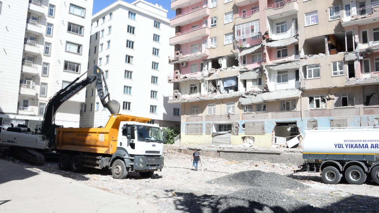 48 kişiye mezar olmuştu: Depremde yıkılan binaya 3 tahliye kararı