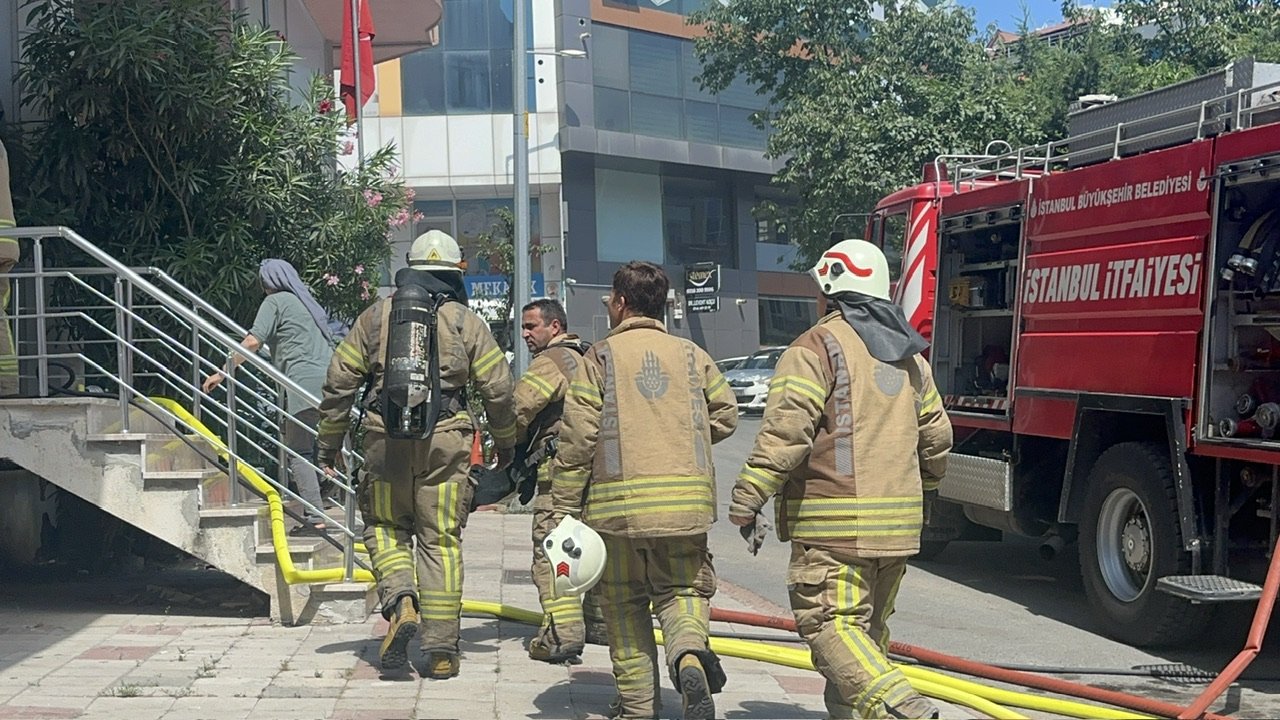 İstanbul'da panik anları: Mahalle sakinleri kendini sokağa attı