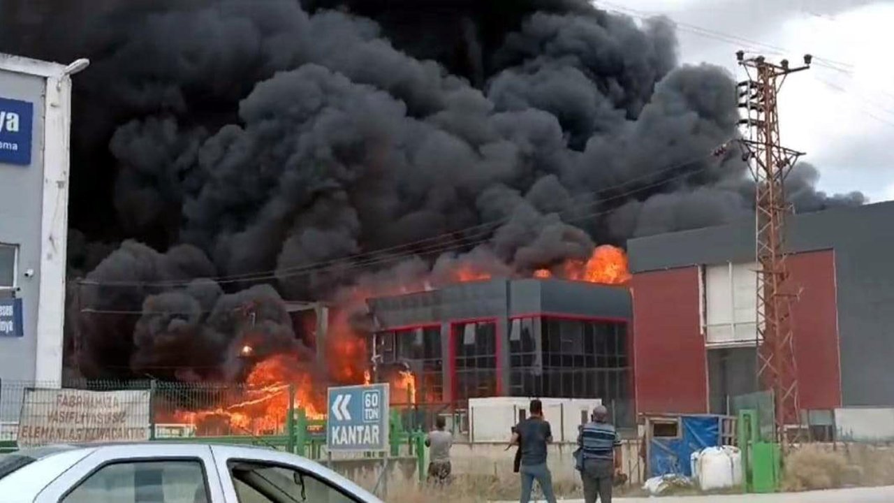 Kimya fabrikasında yangın: Alevler tüm tesisi sardı