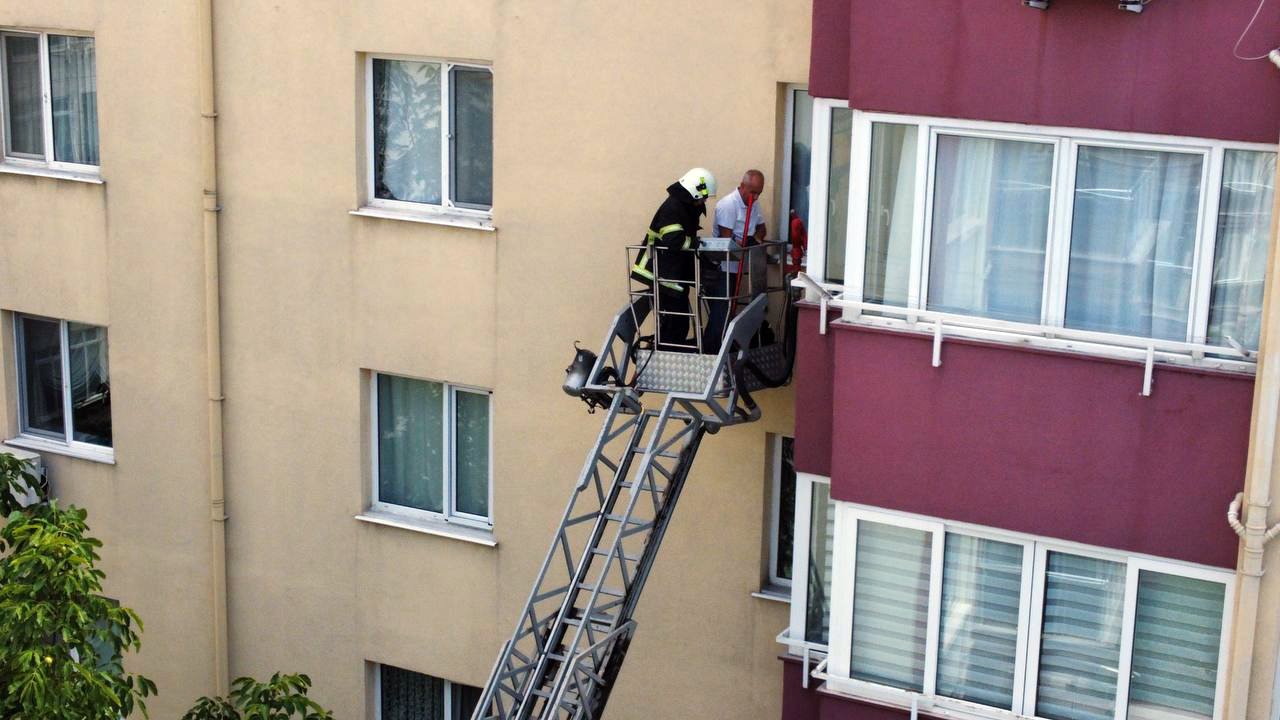 Kedi, apartmanda balkon aralığına düştü: Saatler sonra kurtarıldı