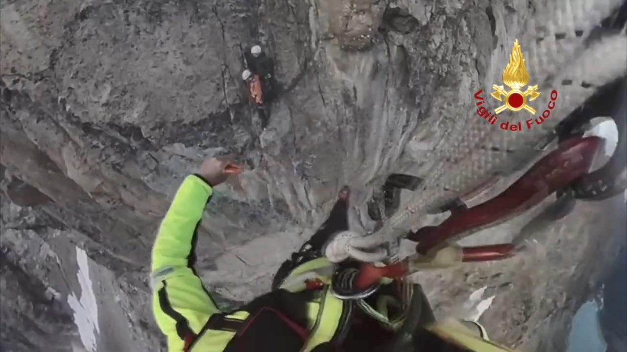 Zamana karşı yarış: 3 bin metrede mahsur kalan dağcılar böyle kurtarıldı