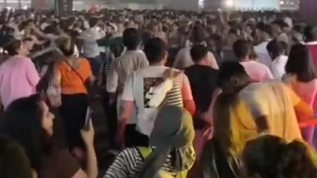 Duman'ın İstanbul'daki konserinden sonra bir grup böyle halay çekti