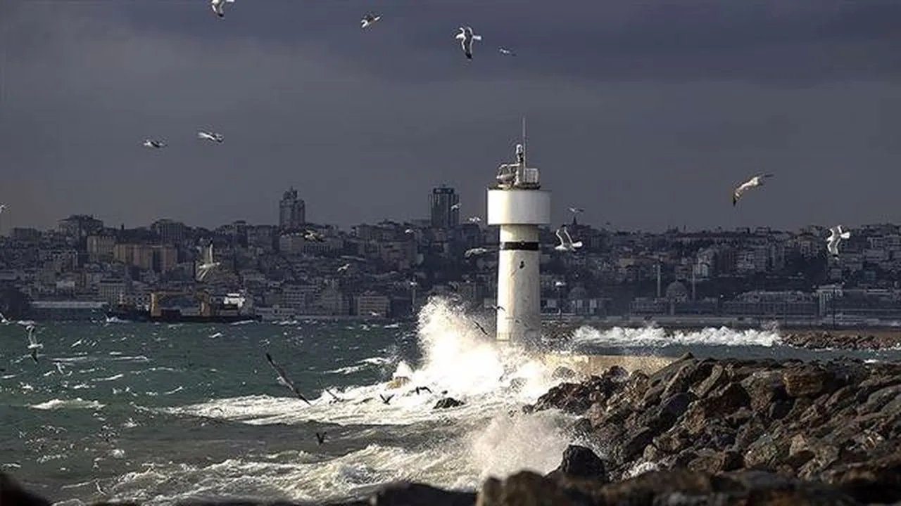 İstanbul'da rüzgar şiddetini artırdı