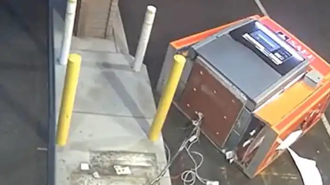 Forkliftle gelip ATM’yi çaldılar!