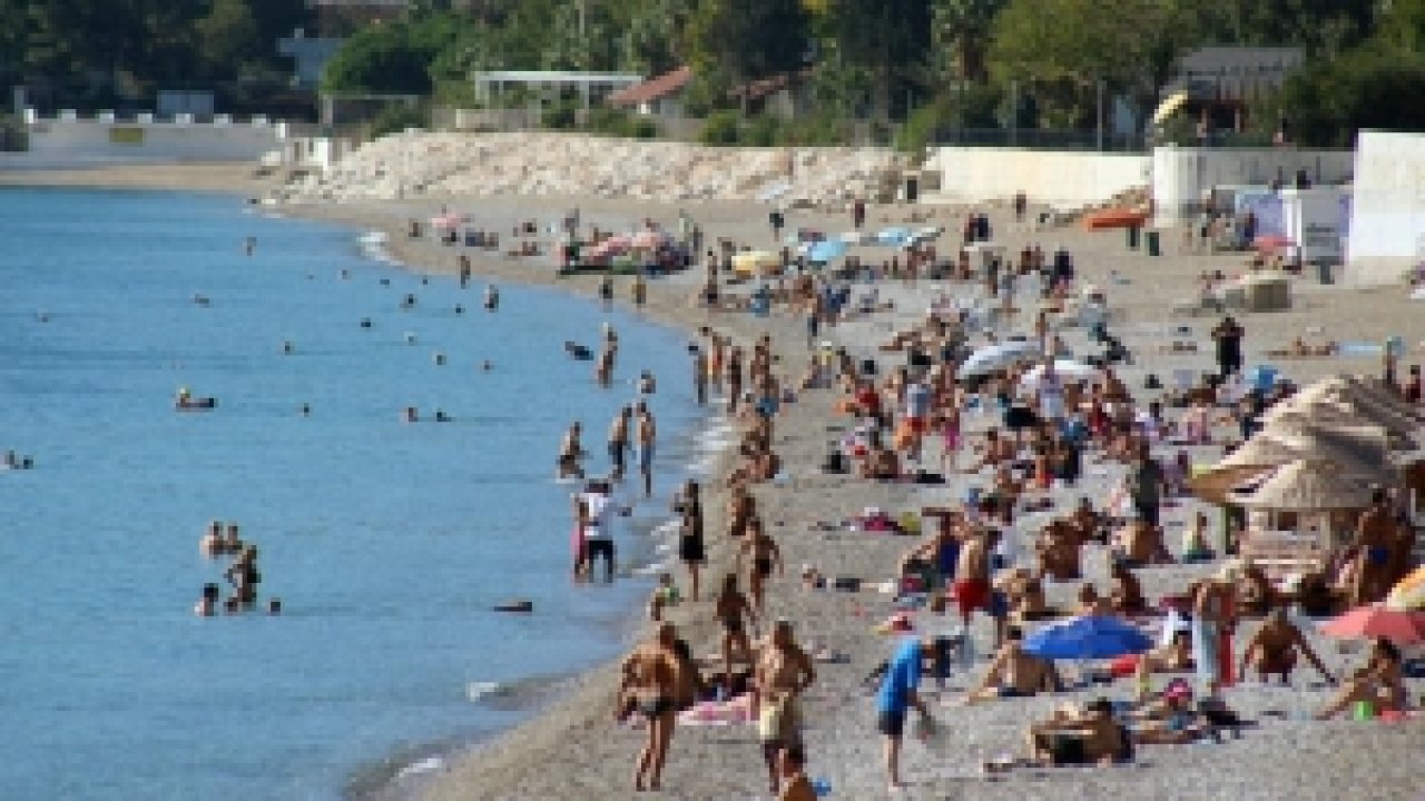 Antalya'da Hava ve Deniz Suyu Sıcaklığı 25 Derece; Sahil Dolu