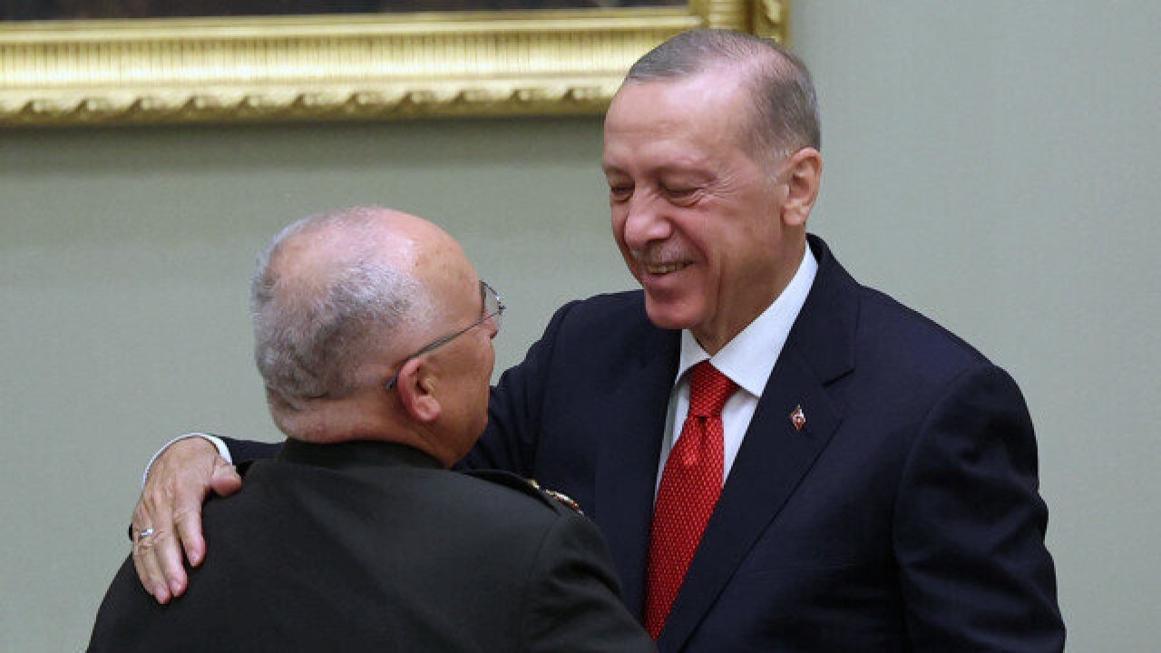 Son kez MGK'ya katılan komutan Erdoğan'ın karşısında duygulandı