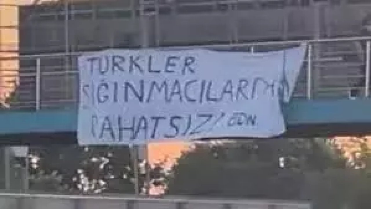 Üst geçide asılan "Türkler sığınmacılardan rahatsız" afişi kaldırıldı