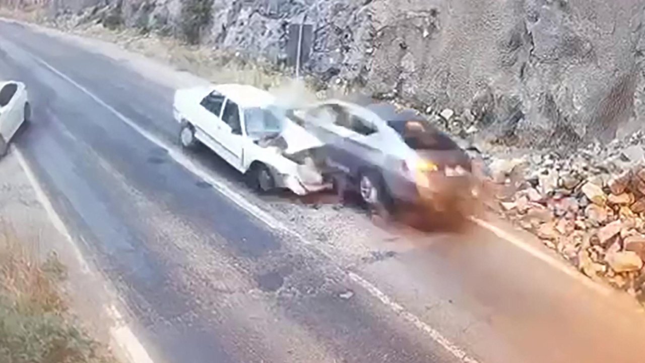 2 aracın kafa kafaya çarpıştığı kaza kamerada
