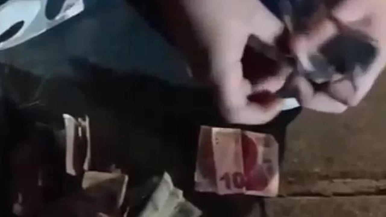 İstanbul'da ışıklarda dilenen çocuğun topladığı para böyle görüntülendi!