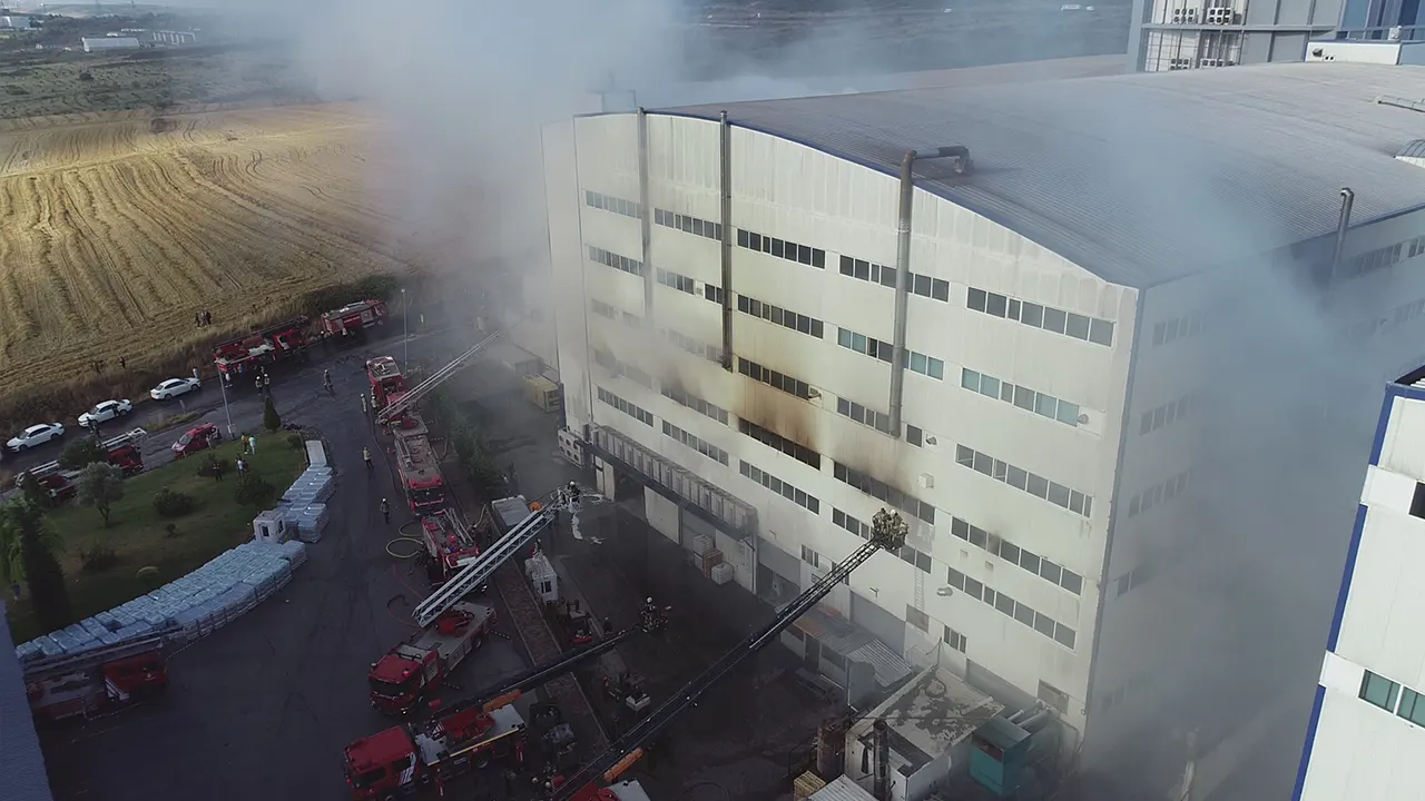 İstanbul'da fabrika yangını: Müdahale sürüyor