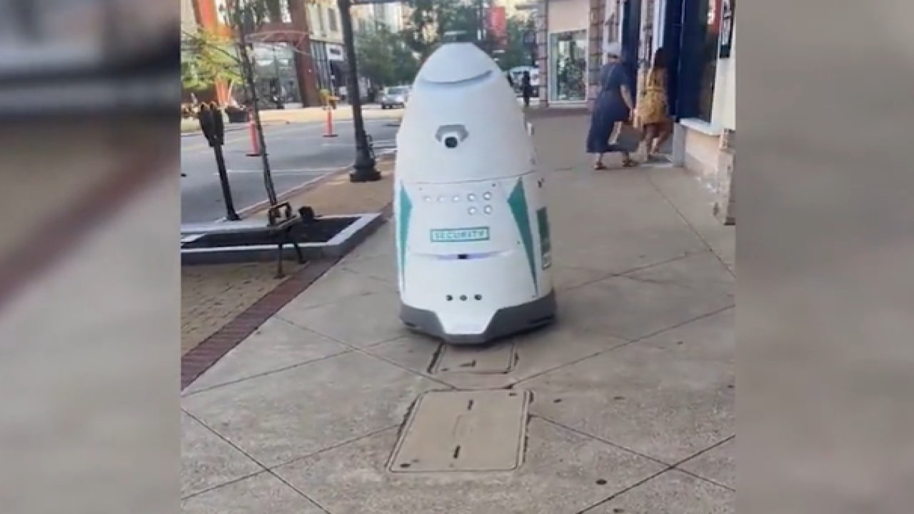 Robot güvenlik caddelerde…