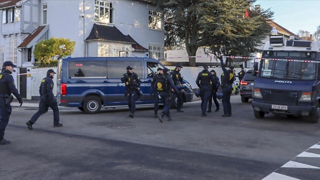 Danimarka'da aynı manzara... Türk Büyükelçiliği önünde Kur'an-ı Kerim'e saldırı