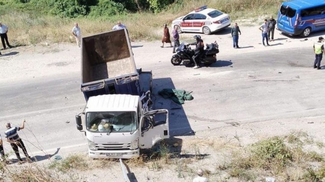 Yolcu minibüsü ile kamyon çarpıştı: 1 ölü, 5 yaralı