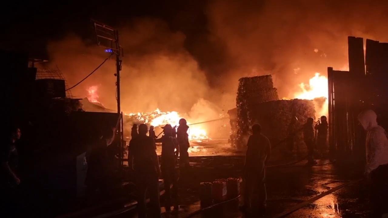 Atık toplama tesisinde yangın: Alevlere teslim oldu
