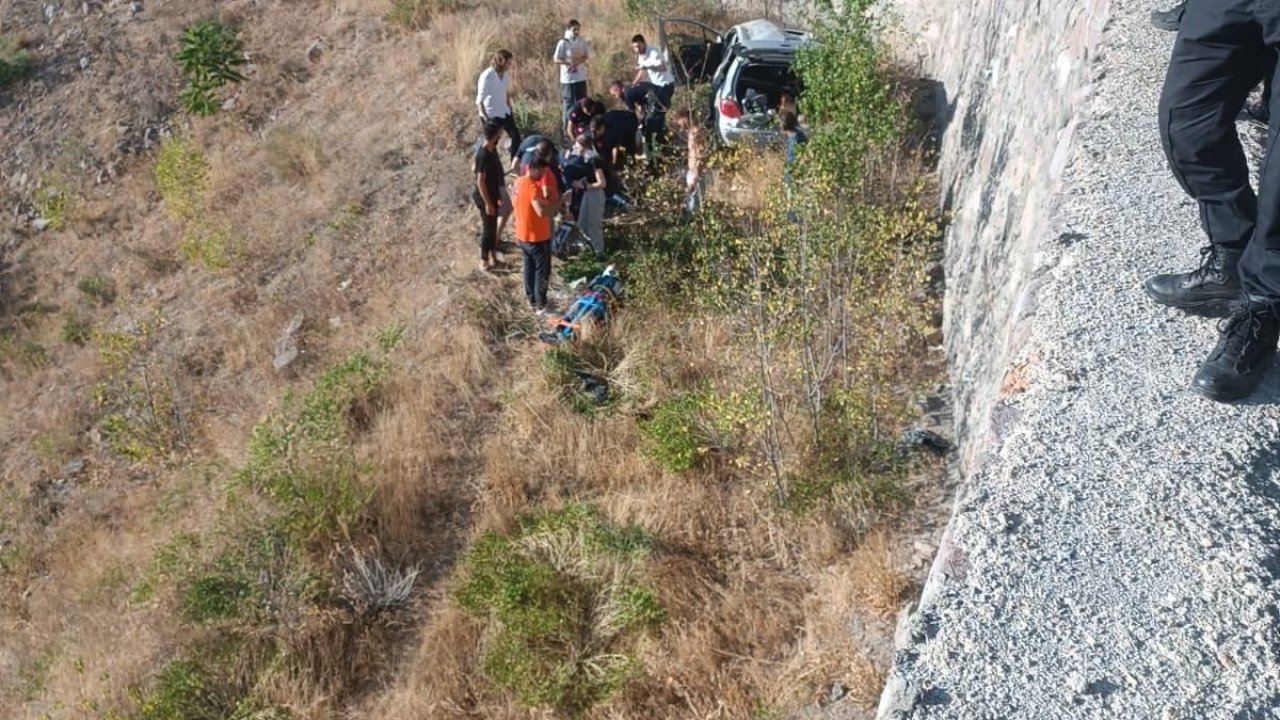 Çankırı'da feci kaza! Otomobil 5 metre yükseklikten şarampole düştü: Yaralılar var