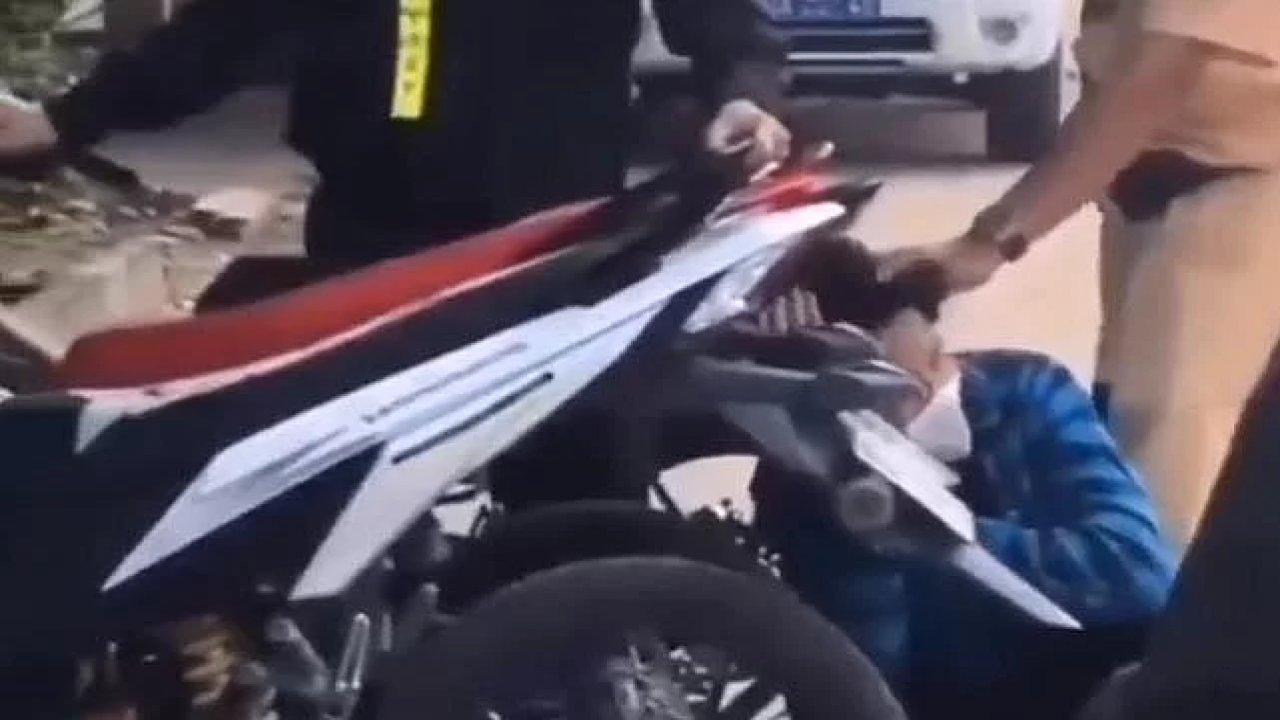 Motorun egzoz sesiyle oynayan adam polis tarafından cezalandırıldı