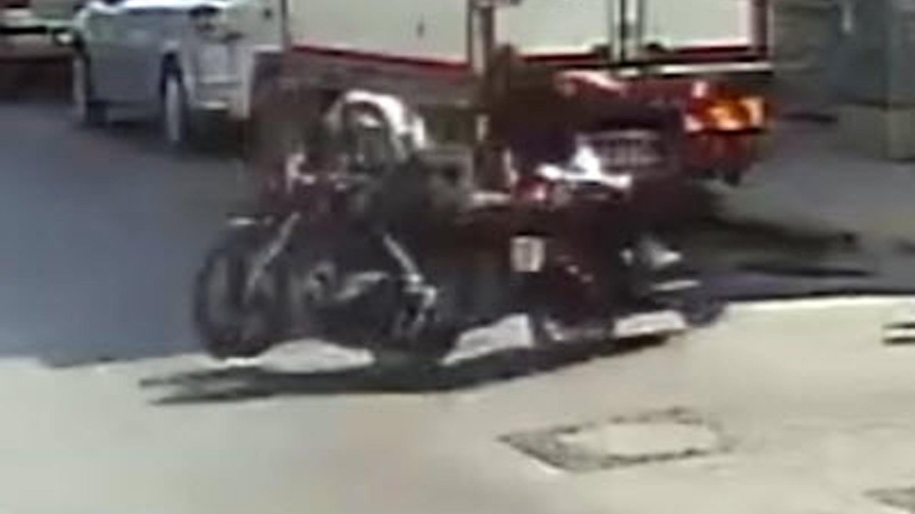 Motosikletlerin çarpıştığı kaza kamerada; 2 yaralı