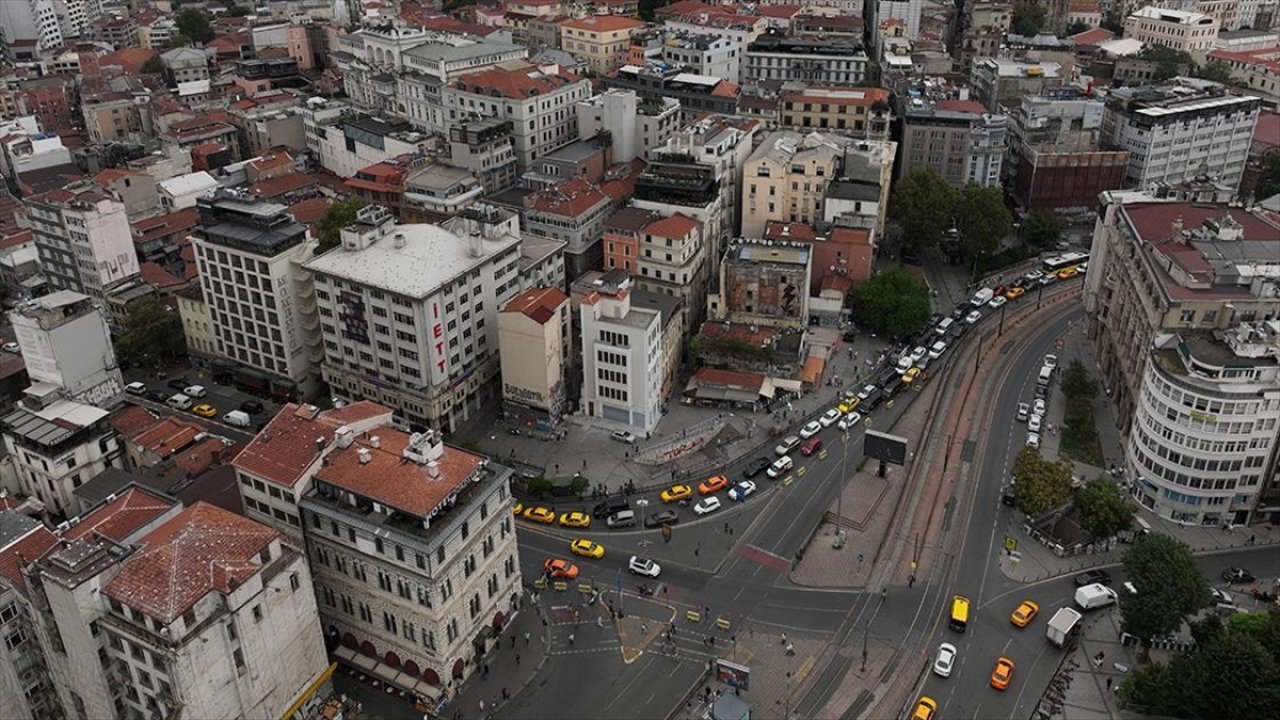 Galata Köprüsü'nde trafik yoğunluğu arttı, uzun kuyruklar oluştu