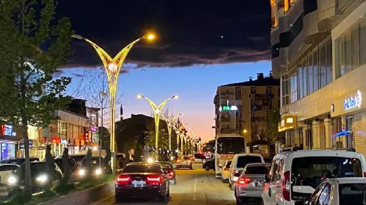 Erciş'te Gökyüzü İki Renge Büründü