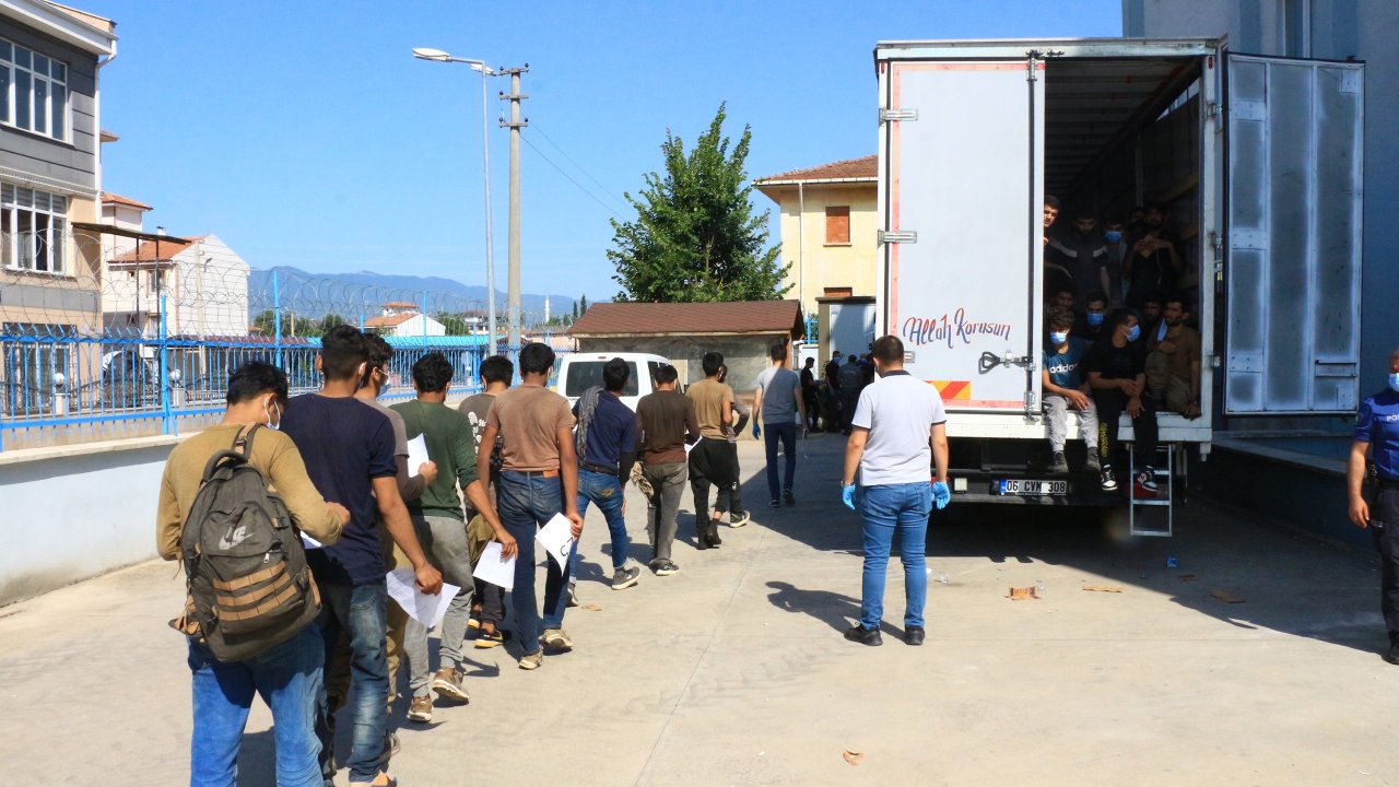 Kapalı kasa kamyonda 50 kaçak göçmen yakalandı