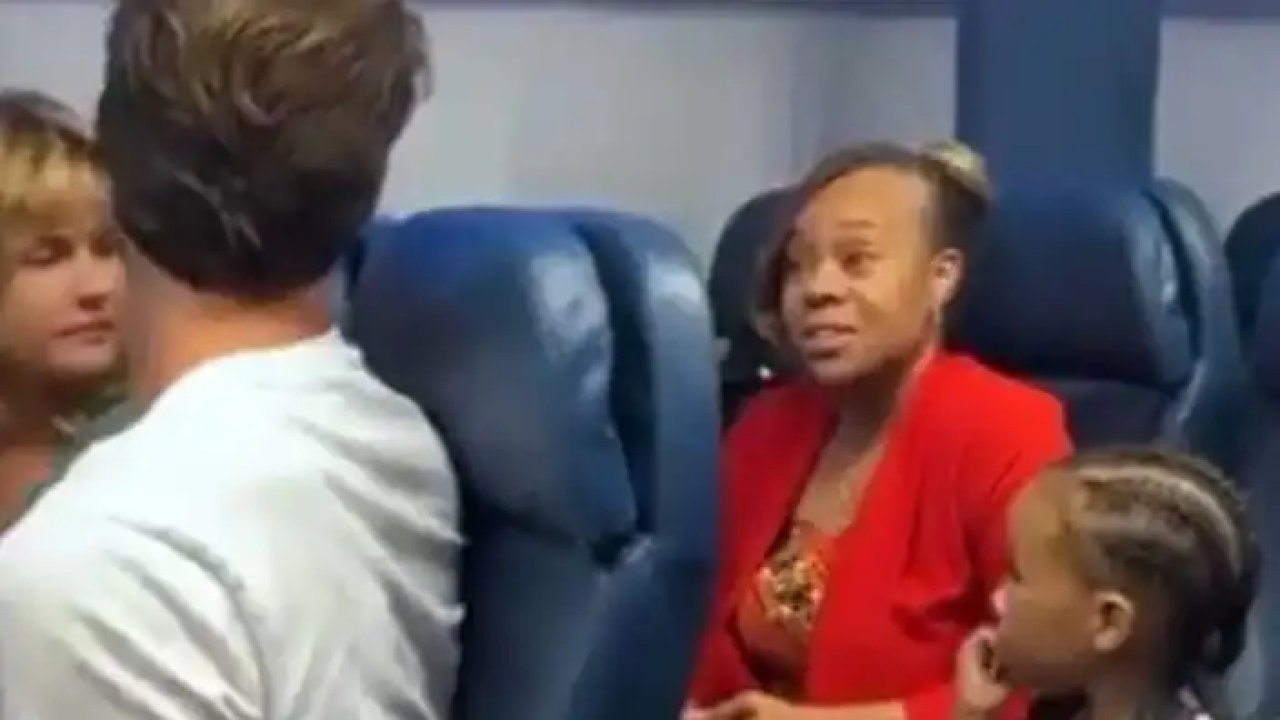 Uçakta seyahat ederken koltuğu tekmeleyen çocuğu uyarınca bakın neler oldu?