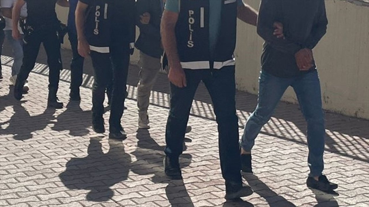 Örgüt üyeliğinden gözaltına alınmışlardı: HDP'li eş başkanlar tutuklandı