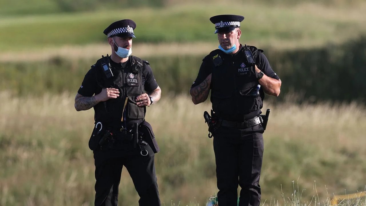 İngiltere`de suçluları kovalayan polis memuru, demirlere takıldı!