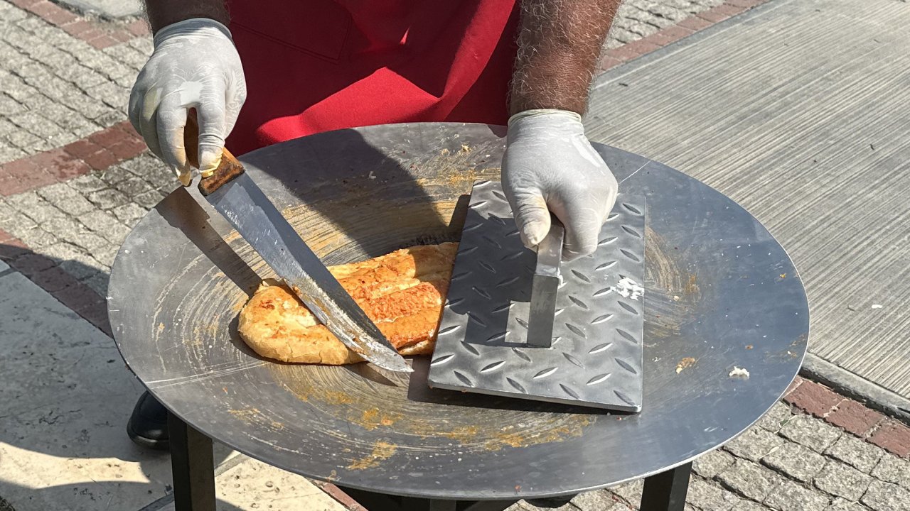 Hissedilen sıcaklık 50 dereceyi aştı: Güneşte tost pişirdiler
