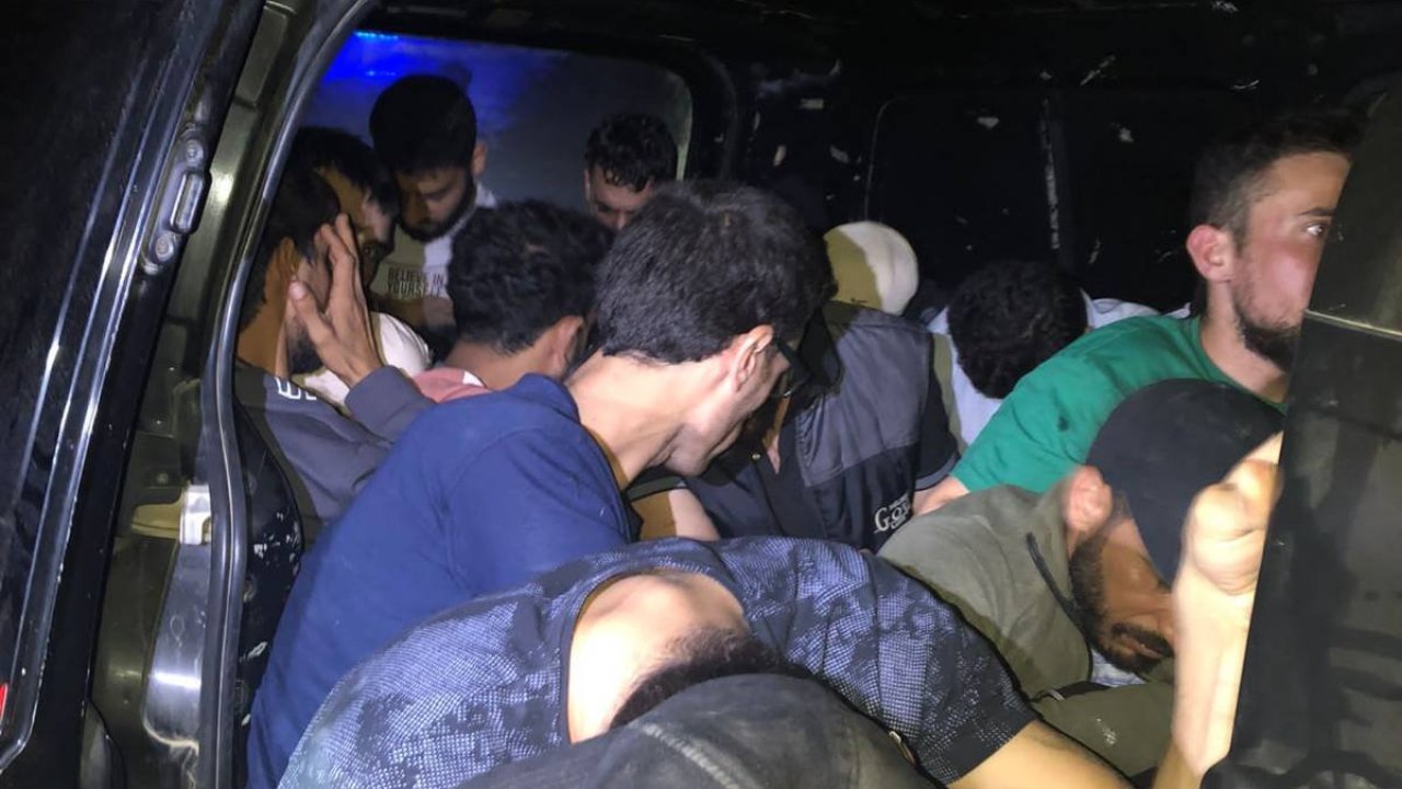 Minibüste 22 kaçak göçmen yakalandı