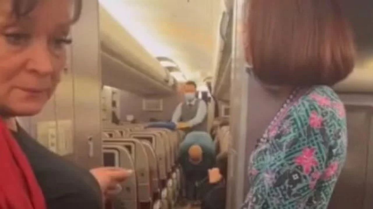 Uçağın ortasında namaz kılmaya başlayan adam gözaltına alındı