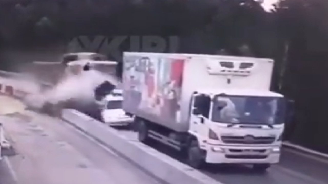 Freni tutmayan kamyon feci bir kazaya neden oldu! Görüntüler şüphe uyandırdı…