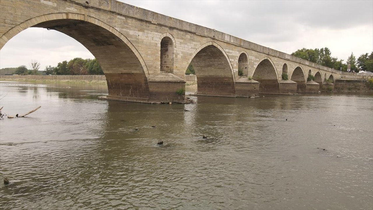 Kentin su seviyesinde kritik düşüş: Tarihi köprünün ayakları ortaya çıktı
