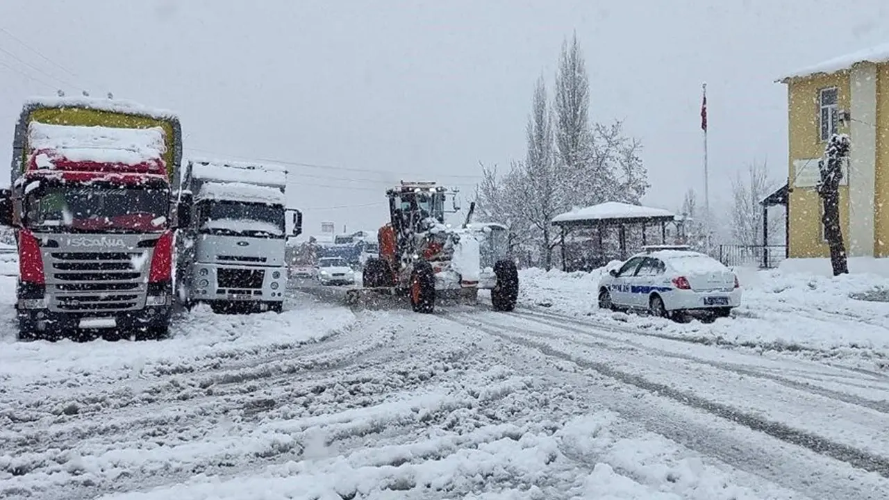 Kardan kapanan Tunceli-Erzincan kara yolu ulaşıma açıldı