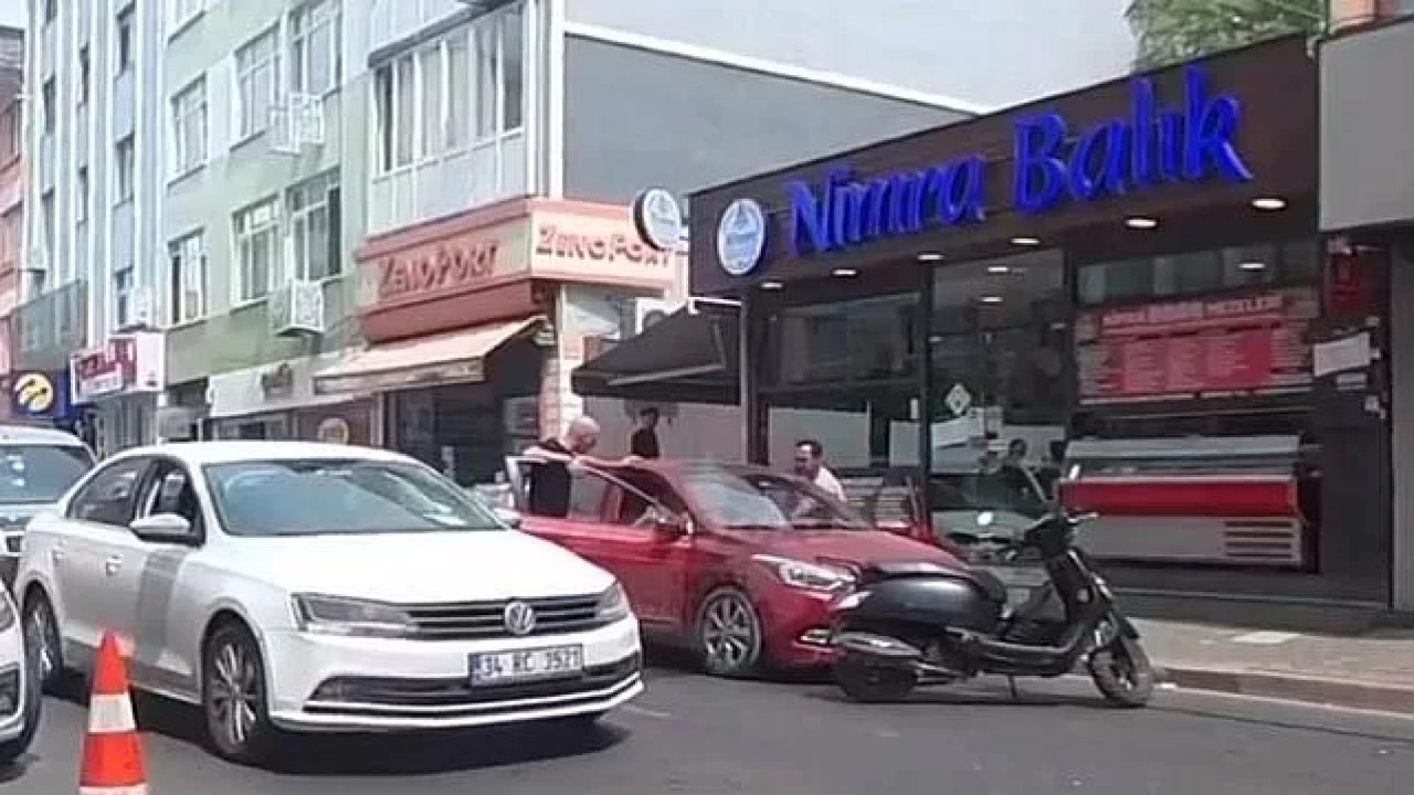 İstanbul'da bir motor sürücüsü, otomobilin önünü kesip sürücüyü darp etti!