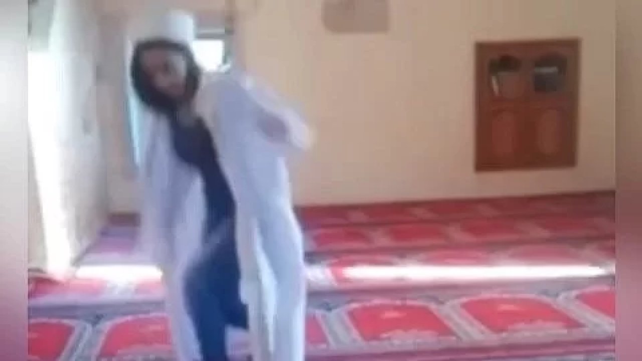 Camiye giren genç kız, imamın cübbesini giyip dans etti