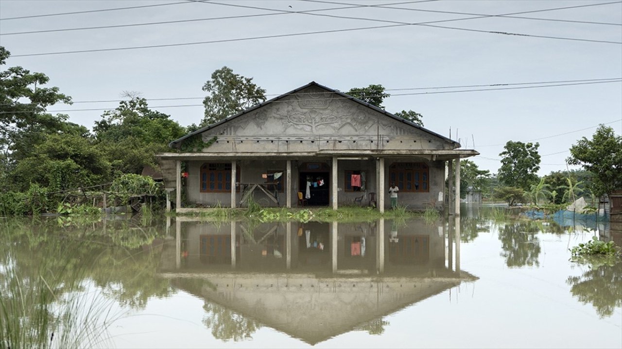 Hindistan'da sel felaketi: Binalar selde sürüklendi, en az 72 kişi öldü