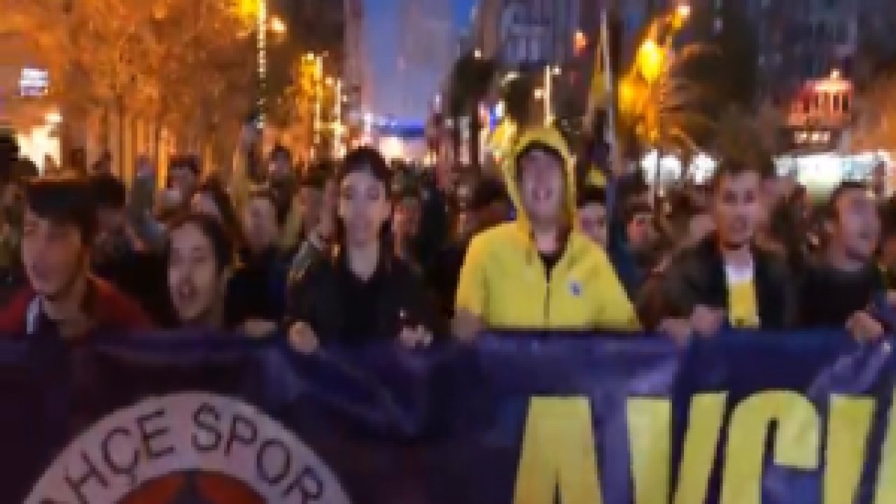 Avcılar'da Fenerbahçeli taraftarlardan kadına destek analara küfür