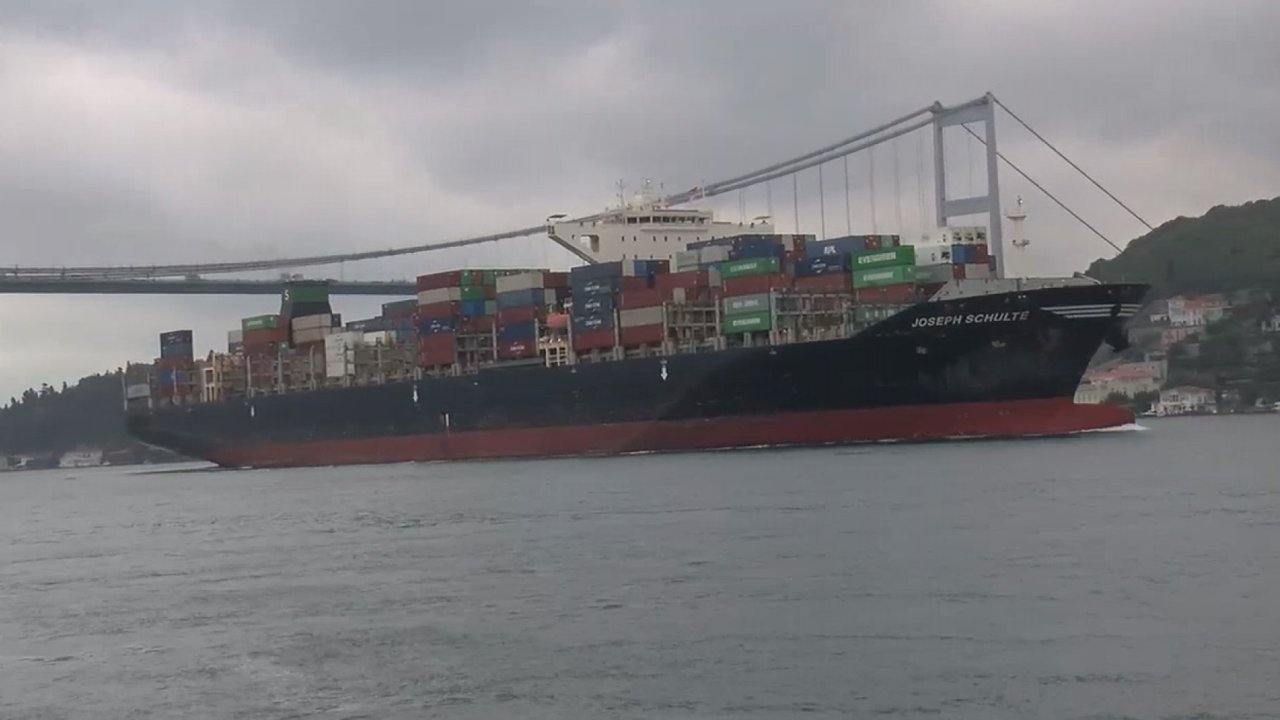 Ukrayna'dan hareket eden gemi İstanbul Boğazı'nda