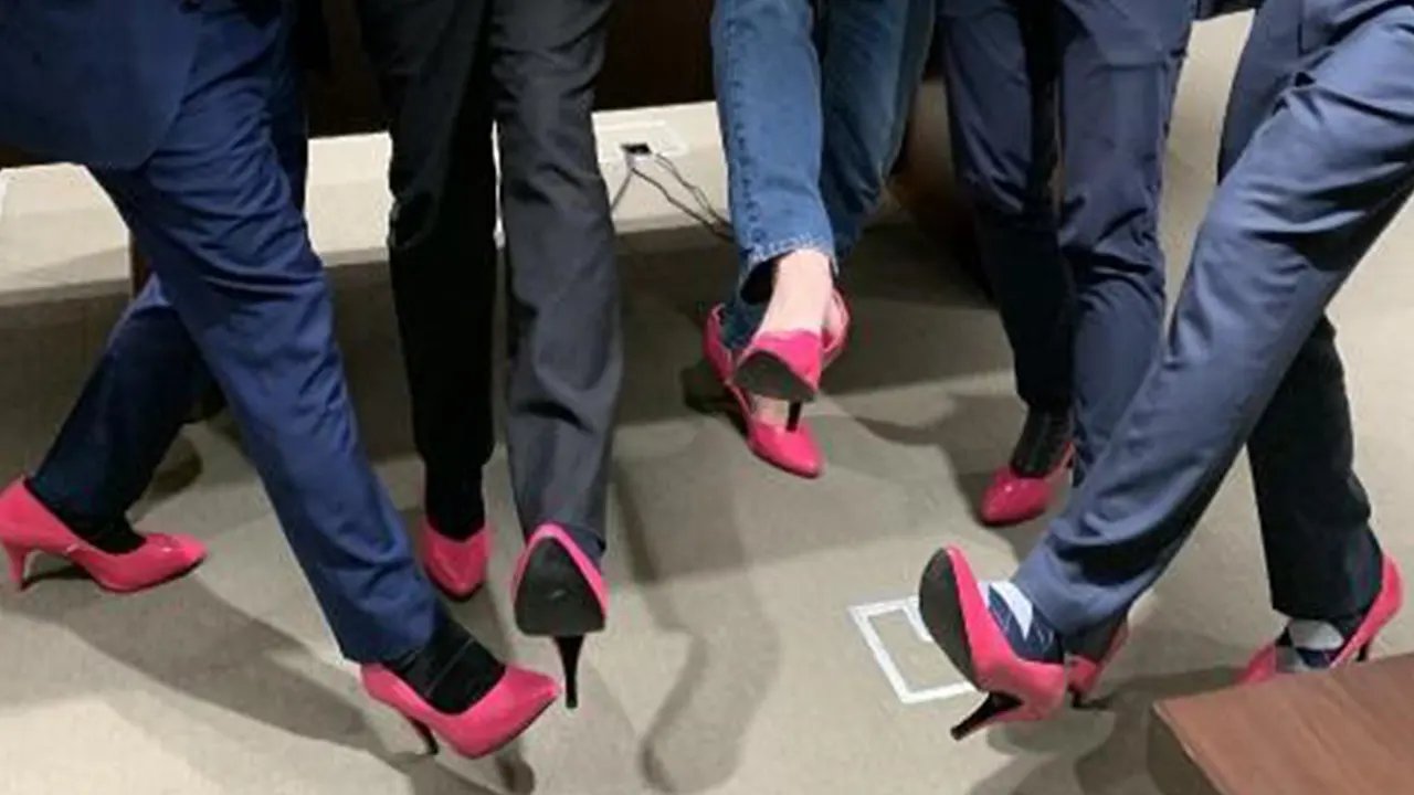 Erkek politikacılar topuklu ayakkabı giydi