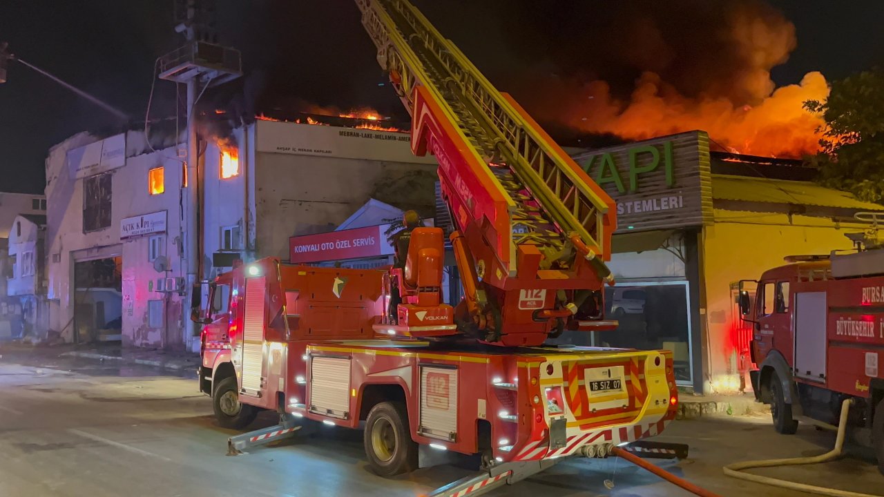 3 katlı ahşap kapı fabrikasında yangın: Çevrede geniş güvenlik önlemleri alındı