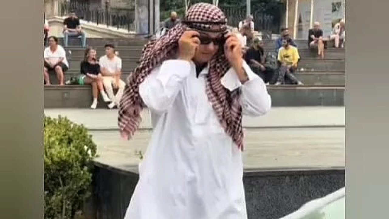 Taksi bulabilmek için Arap kıyafeti giydi