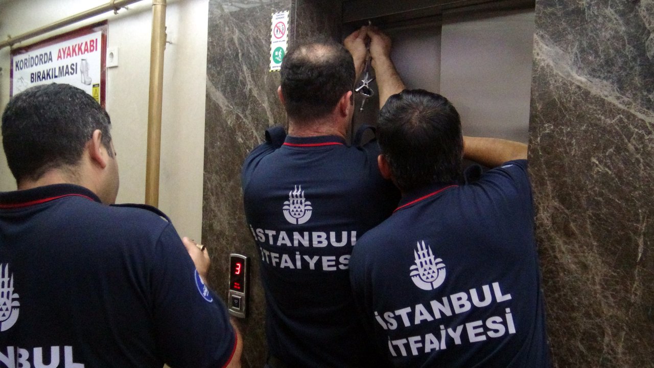 Asansörde mahsur kalan baba ve oğlu kurtarıldı