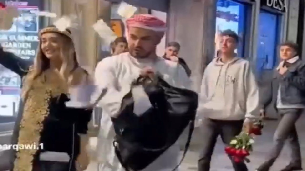 Onlyfans’çilerden sonra Arap kıyafetliler… Taksim’de çantayla para dağıtıldı!