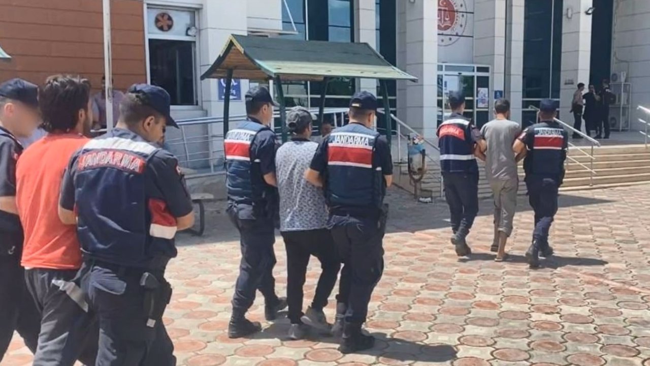 Polis yeleği ve telsizli göçmen kaçakçılığına 13 gözaltı