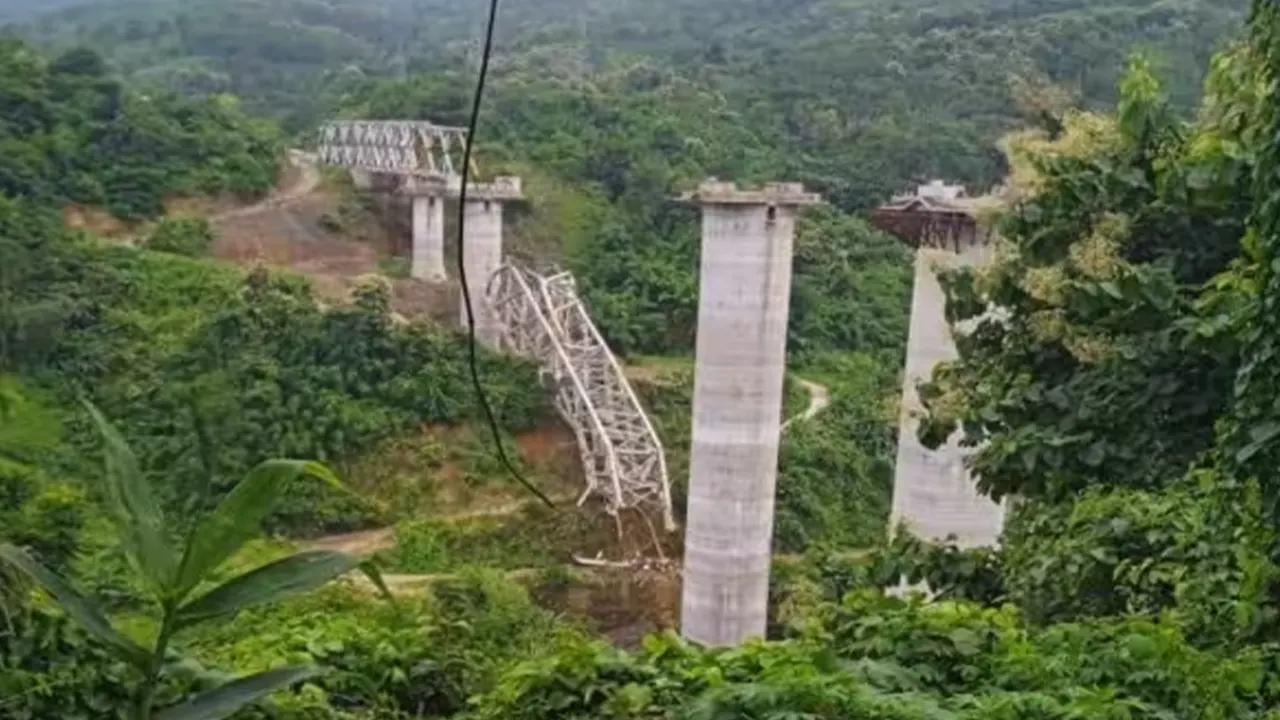Demiryolu köprüsü çöktü: 17 işçi hayatını kaybetti